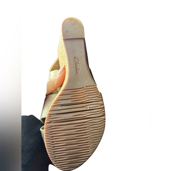 Clarks Annadel Eirwyn Wedge Sandals color silver Women's size 6.5 preloved - Picture 7 of 8